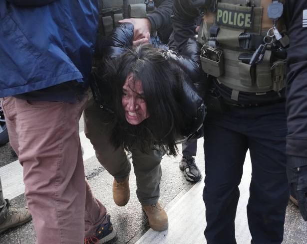 Agentes federales detienen a una persona durante una protesta contra las redadas migratorias el martes 13 de enero de 2026, en Minneapolis.