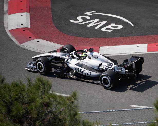 Sergio Pérez terminó 17 y 13 con Cadillac durante las prácticas del GP de Azerbaiyán, en una jornada dominada por George Russell.