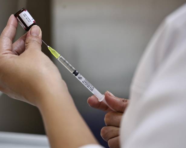 Autoridades sanitarias aplican el refuerzo de la vacunación con horarios ampliados y brigadas en campo.