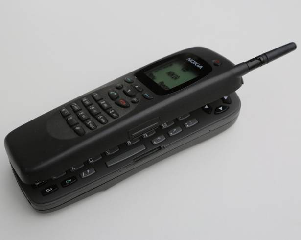 Vista del Nokia 9000 Communicator, considerado el primer “smartphone” de la historia, era un híbrido entre teléfono y miniordenador personal que se comercializó como una “oficina de bolsillo” a partir de 1996.