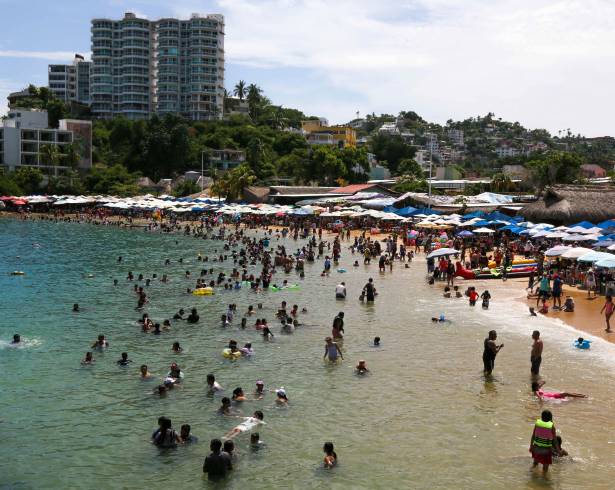 Se eleva la cuota de 983 a mil 158 pesos para visitantes extranjeros sin permiso para realizar actividades remuneradas sujetos al pago.