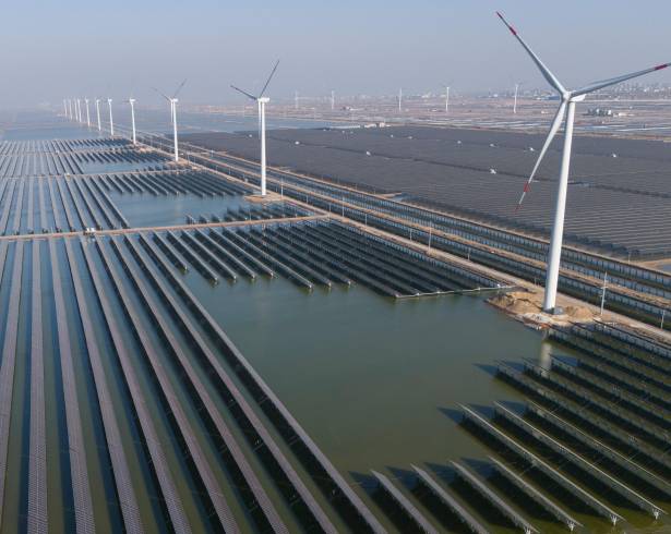 ARCHIVO - Aerogeneradores operan en una planta solar cerca de Weifang, en la provincia de Shandong, el 22 de marzo de 2024, en el este de China. (AP Foto/Ng Han Guan, archivo)