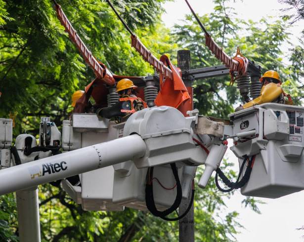 Empresarios destacan importancia de garantizar la electricidad al argumentar que esta actividad es transversal a todas las actividades económicas en la nación. FOTO: CUARTOSCURO.