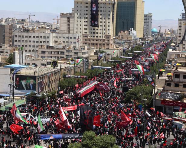 Cientos de miles de personas participan en la procesión funeraria del asesinado líder supremo de Irán Alí Jameneí en la ciudad de Mashad, donde será enterrado tras una semana de multitudinarios funerales.