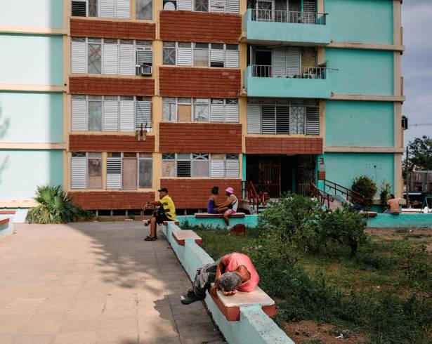 Esta situación, agravada por las sanciones estadounidenses al suministro de petróleo extranjero y el deterioro de la red eléctrica nacional, golpea con dureza a Cuba.