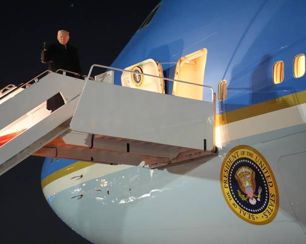 El Air Force One del presidente de Estados Unidos, Donald Trump presentó un “problema eléctrico menor” cuando iniciaba su viaje rumbo al Foro Mundial Económico Davos en Suiza.