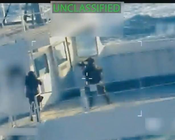 Imagen de un video publicado en la cuenta X de la Fiscal General Pam Bondi, y parcialmente censurada por la fuente, de un petrolero siendo incautado por fuerzas estadounidenses frente a las costas de Venezuela.