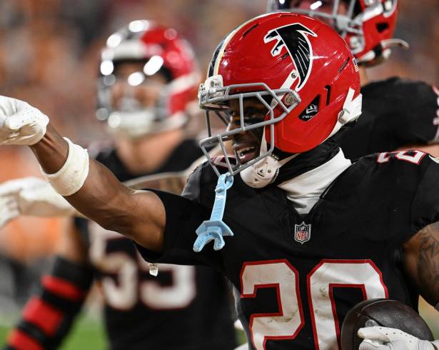 Dee Alford interceptó a Baker Mayfield, jugada que abrió la puerta al regreso de Atlanta.
