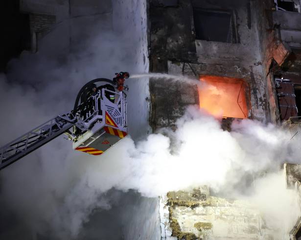 Los equipos de rescate intentan sofocar el incendio de un edificio residencial tras un ataque con drones rusos en Zaporiyia, Ucrania.