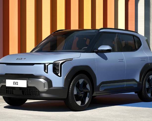 El Kia EV2 adopta un diseño de líneas rectas y faros verticales, alineado con el lenguaje más reciente de la marca.