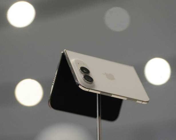 El iPhone Duo es exhibido durante el anuncio de nuevos productos el miércoles 9 de septiembre de 2026, en el campus de Apple en Cupertino, California.