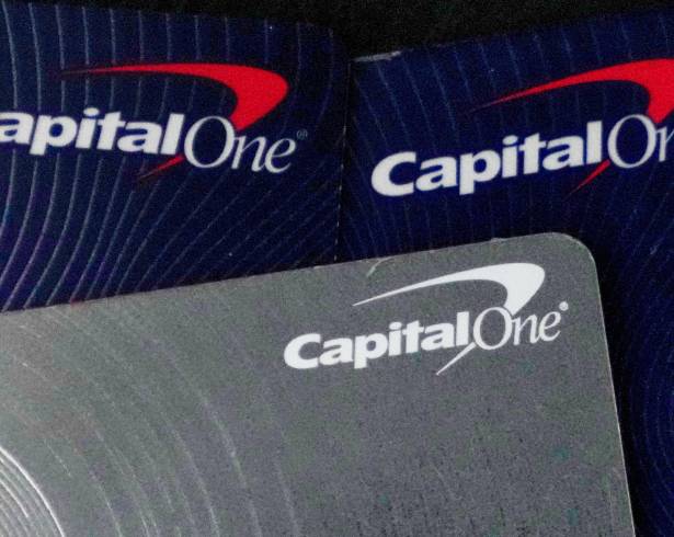 Trump tenía más de 300 cuentas bancarias en Capital One antes de que fueran cerradas. Las cuentas eran para una variedad de negocios con su marca, desde un campo de golf hasta una bodega.