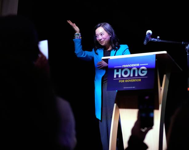 La candidata demócrata a gobernadora Francesca Hong durante una fiesta electoral por las elecciones primarias, el martes 11 de agosto de 2026 en Madison, Wisconsin.