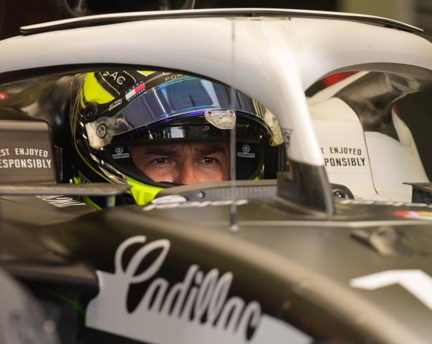 Sergio Pérez durante el tercer día de pruebas de la Fórmula 1 2026 en Bahréin, donde continuó el desarrollo del monoplaza Cadillac.