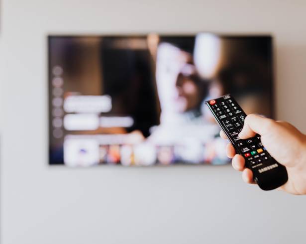 Si tienes un televisor LG con webOS y Magic Remote, mantener presionado el número 0 durante tres segundos puede abrir una función que facilita el acceso.