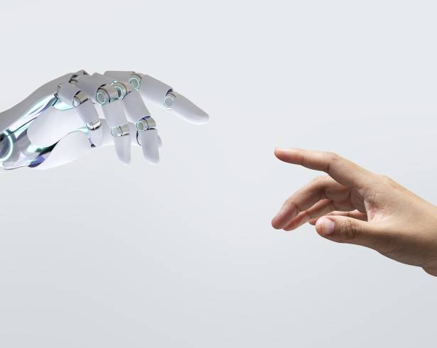 Imagen representativa de la interacción entre personas e IA.