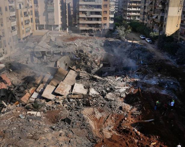 Gente reunida en el lugar donde fue asesinado el líder de Hezbollah Hassan Nasrallah en un suburbio sureño de Beirut, el 29 de septiembre de 2024.