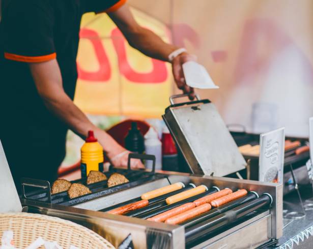 Durante los meses de más calor, la exposición prolongada a temperatura ambiente acelera la proliferación bacteriana en alimentos perecederos y ventas de la vía pública.