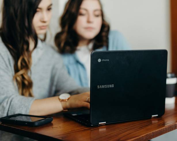 Arroja estadística que han aumentado los egresados en carreras con menor porcentaje de colocación laboral.