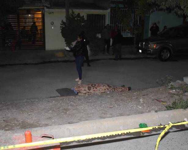 El cuerpo fue cubierto con una cobija.,