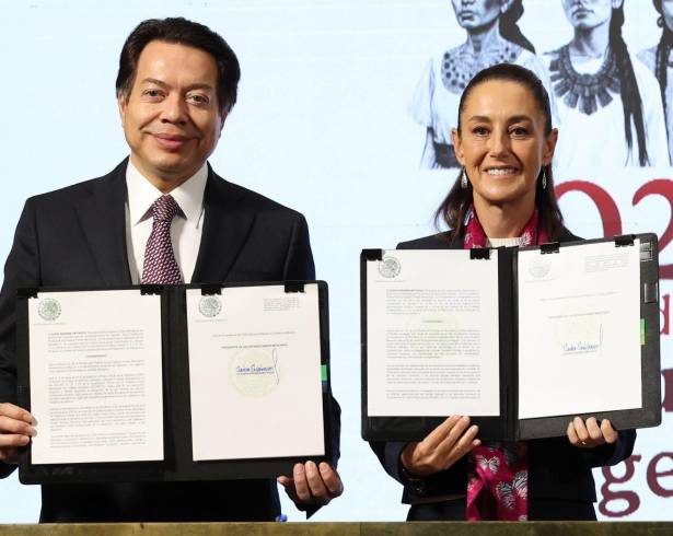 Fotografía tomada durante el evento de la mañanera, donde Sheinbaum firmó el decreto que reducirá la edad de jubilación en beneficio a los maestros y maestras de la SEP.