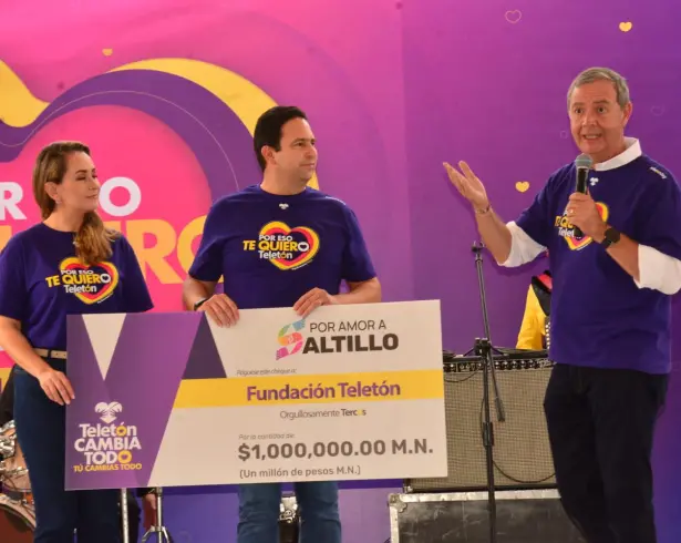 El alcalde Javier Díaz y su esposa, Luly López, entregaron un millón de pesos en nombre del Municipio de Saltillo.