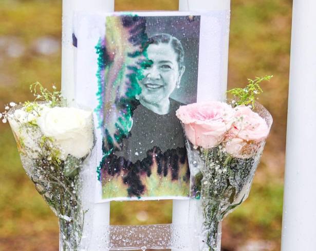Altar en recuerdo a la maestra Neri Edith, subdirectora de la Secundaria General 13 del ejido La Unión, asesinada por dos exestudiantes.