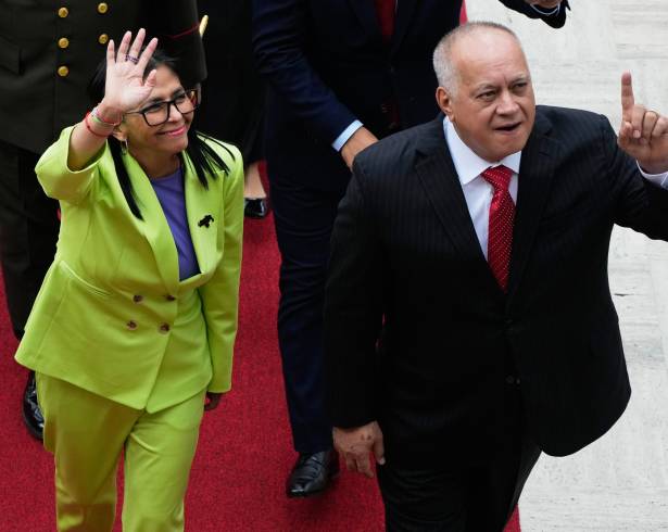 La presidenta interina de Venezuela, Delcy Rodríguez, izquierda, y el ministro del Interior, Diosdado Cabello, llegan a la Asamblea Nacional en Caracas, Venezuela, el jueves 15 de enero de 2026.