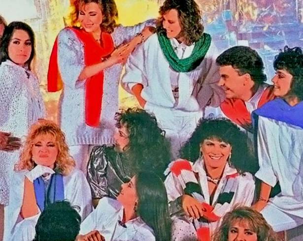 Eterna Navidad es el título de un álbum especial navideño mexicano cuyo repertorio consta de Villancicos que fueron interpretados por los principales artistas del momento.