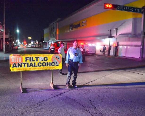 Durante los operativos se orienta a los automovilistas sobre opciones seguras para regresar a casa.