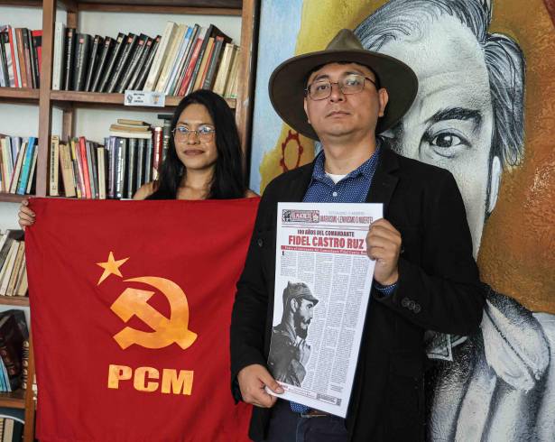 El noveno piso del edificio de la sede nacional de la CNTE alberga un área desde 2010, donde la camaradería comunista sostiene su lucha: la oficina central del Partido Comunista de México.