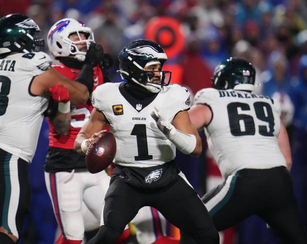 Jalen Hurts lideró la ofensiva de Filadelfia en la primera mitad antes de que la lluvia complicara el desarrollo del juego.