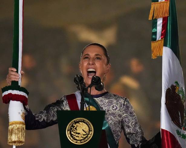 La presidenta Claudia Sheinbaum hace sonar la campana al dar el grito desde el balcón del Palacio Nacional para dar inicio a las celebraciones del Día de la Independencia en el Zócalo en Ciudad de México.