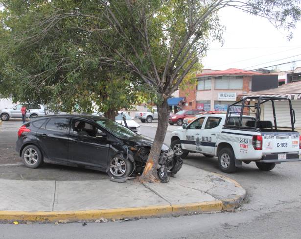 Elementos de Tránsito Municipal acudieron al lugar para tomar conocimiento del accidente y deslindar responsabilidades.