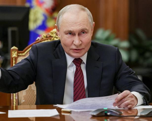 El presidente ruso Vladímir Putin durante una llamada con líderes militares sobre la situación en el campo de batalla ucraniano, en el Kremlin, Moscú. FOTO: