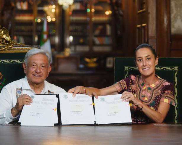 El 15 de septiembre pasado, Andrés Manuel López Orador, entonces titular del Ejecutivo federal, firmó el decreto de la reforma al Poder Judicial en compañía de la entonces presidenta electa Claudia Sheinbaum, pese a que Tribunal Colegiado del Trigésimo Segundo Circuito, con residencia en Colima, ordenó suspender la publicación del decreto.