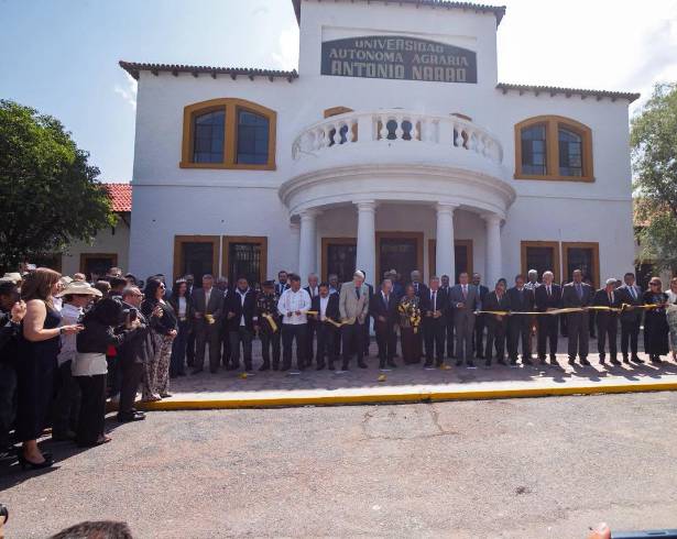 Autoridades encabezadas por el rector Alberto Flores Olivas participaron en la inauguración del Museo del Centenario “La Gloria”.