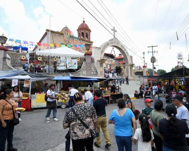 Familias saltillenses se reunieron alrededor del templo para disfrutar de la tradicional verbena del Ojo de Agua.