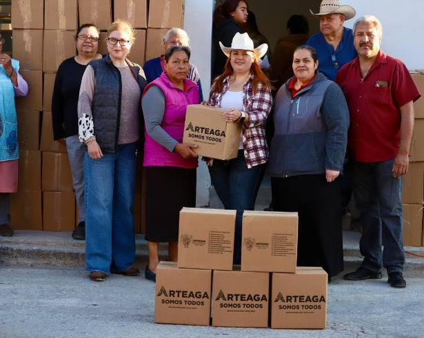 La alcaldesa Ana Karen Sánchez Flores encabezó el arranque del programa social Canasta para Todos en San Antonio de las Alazanas.