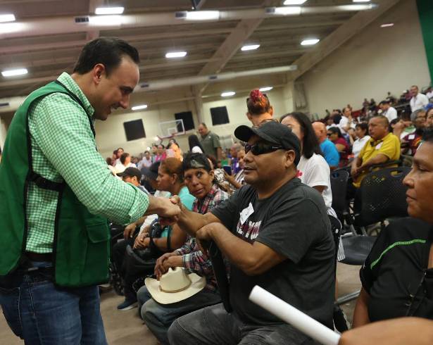 Manolo Jiménez Salinas y Liliana Salinas Valdés encabezaron la entrega de apoyos para personas con discapacidad en la Región Centro-Desierto.