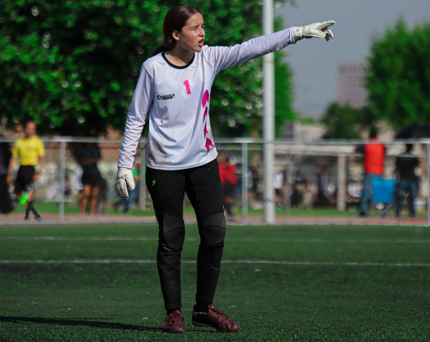 La joven futbolista combina escuela y entrenamientos, mostrando el equilibrio entre la formación académica y deportiva.
