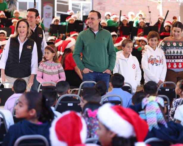 Jiménez dijo que en cada año de su administración compartirá la posada navideña con casas hogar.