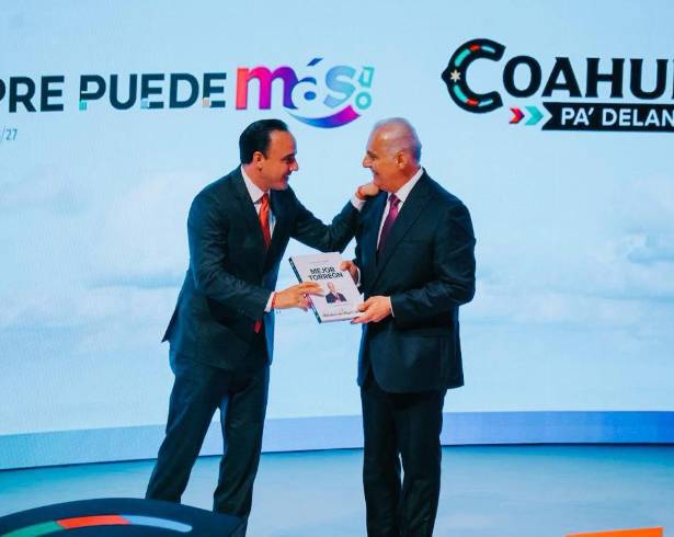 El gobernador Manolo Jiménez acompaña al alcalde al cierre del Informe de Resultados.