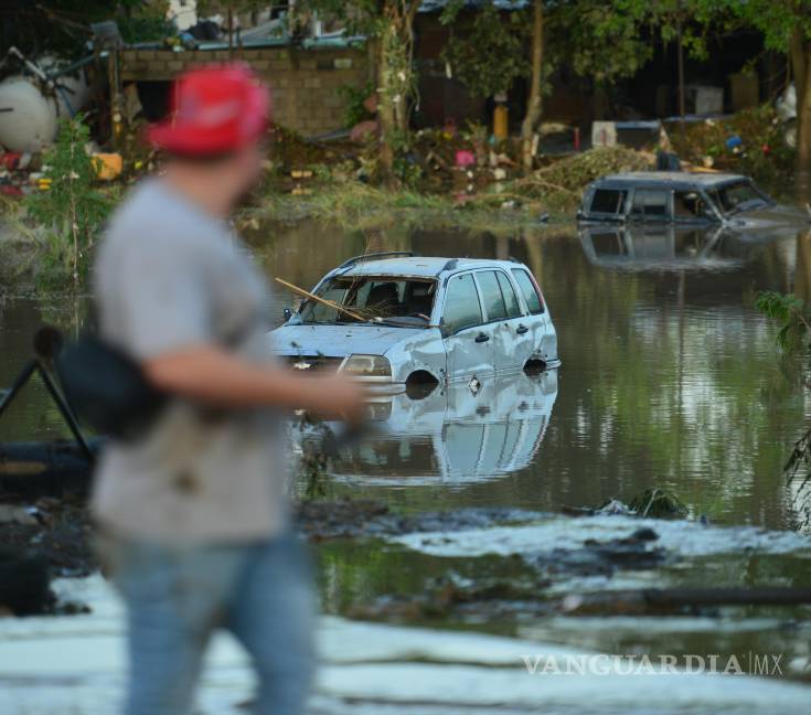 $!POZA RICA, VERACRUZ, 10 OCTUBRE 2025.-Poza Rica vive una de las peores inundaciones de su historia tras el desbordamiento del río Cazones, que dejó a decenas de familias atrapadas y colonias enteras bajo el agua. Los habitantes piden con urgencia lanchas, comida, agua potable y ropa seca, mientras las labores de rescate avanzan lentamente debido a la magnitud del desastre.