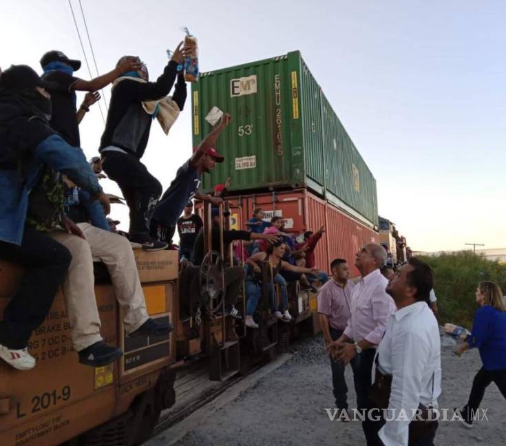 $!Los migrantes agradecieron los alimentos y líquidos recibidos.