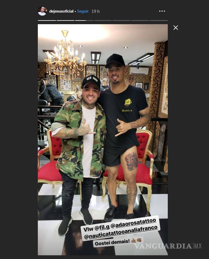 $!Jugador brasileño presume sus tatuajes...de Chespirito