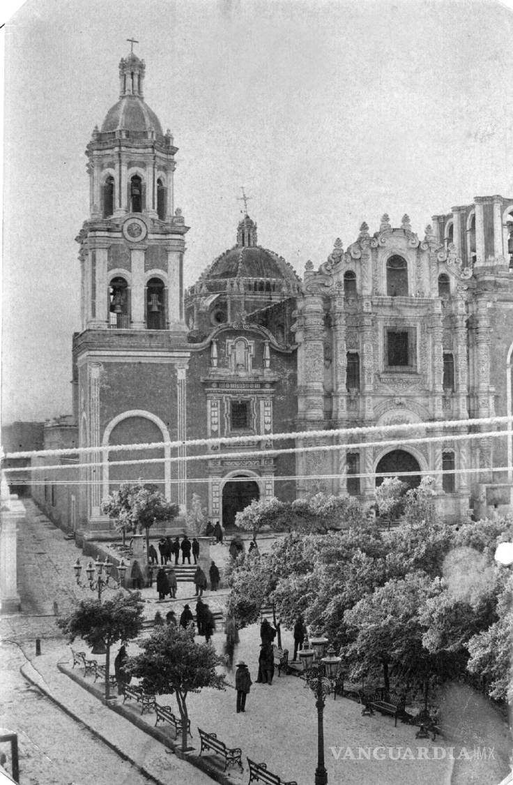 $!Una estampa muy local. 1887. La de la izquierda es la Parroquia de Santiago (antes no tenía el mismo color que la catedral). Los alrededor se observan nevados, además de varias personas abrigadas.
