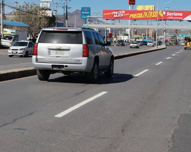 Brigadas de “Aquí Andamos” pintan carriles con material reflejante.