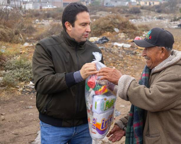 Durante el recorrido se distribuyeron cobijas, bebidas calientes, alimentos y productos de la canasta básica.