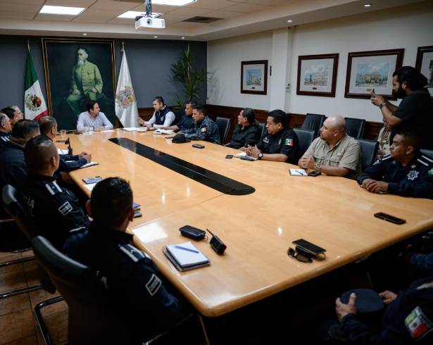 El alcalde Javier Díaz González encabezó una reunión con mandos policiales para fortalecer la vigilancia preventiva en colonias de Saltillo.